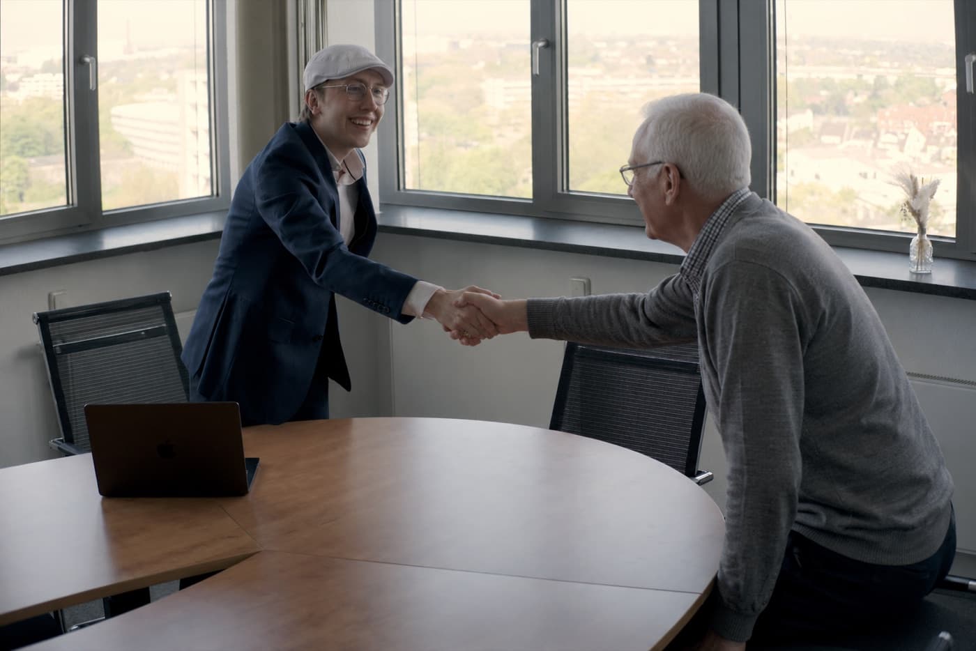 Maximilian Fanslau in conversation with a client at the Düsseldorf office